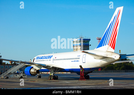 Embarquement à bord de l'avion Boeing-767 'Transaero' company. Aéroport Tolmachevo, Novosibirsk, Russie. Banque D'Images