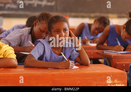 Le Niger, Niamey, élèves africains assis à leur bureau en bois dans la salle de classe. Banque D'Images