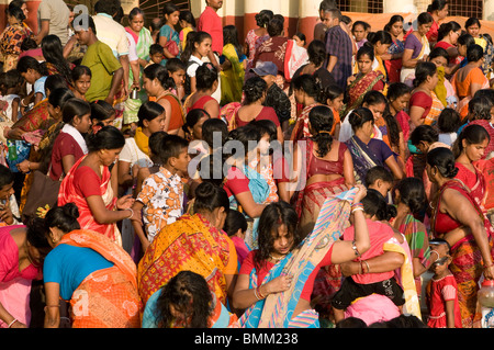 Des foules de gens en face de Kali Temple, Calcutta, Inde Banque D'Images