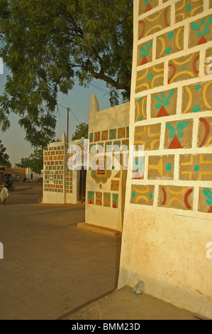 Le Niger. Zinder, maisons avec des peintures de style traditionnelle hausa, au sud est du Niger Banque D'Images
