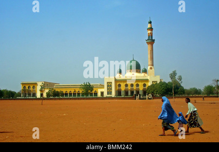 Le Niger, Niamey, mosquée dans une rue poussiéreuse de l'Afrique Banque D'Images