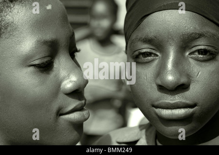 Le Niger, Niamey, Portrait de deux adolescents d'Afrique, l'un regardant son ami, l'un regardant en face de lui avec gravité. Banque D'Images