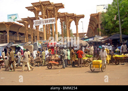 Le Niger, Niamey, foule devant du marché à Niamey Banque D'Images