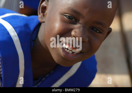 Écolier dans son uniforme de l'école bleue, smiling Banque D'Images