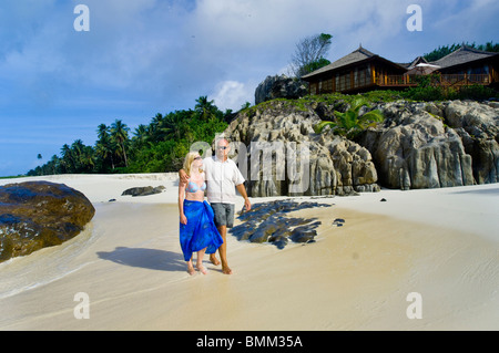 Visiteurs sur Anse Bambous Plage a proximité de la Fregate Resort dans l'arrière-plan. Banque D'Images