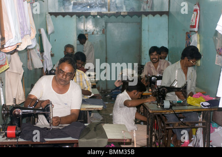 Autochtones dans l'usine de couture. Port Blair. Îles Andaman. L'Inde. Banque D'Images