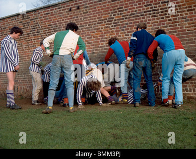 Collège d'Eton Wall Game des années 80. Banque D'Images