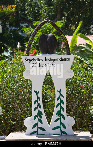 L'île de Praslin, Seychelles, Grand Anse, Monument de l'indépendance des Seychelles Banque D'Images