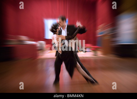 Deux danseurs de tango dans une exposition de Tango à Buenos Aires, Argentine Banque D'Images