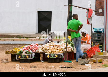 L'Afrique du Sud, Johannesburg. Vendeur de légumes à Soweto Banque D'Images