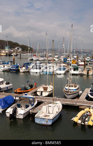 Royaume-uni, Angleterre, Devon, Brixham, de petits bateaux de plaisance amarrés sur le ponton Banque D'Images