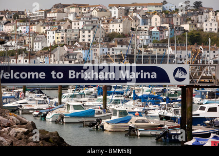 Royaume-uni, Angleterre, Devon, Brixham Marina signe, l'encombrement du port bateaux Banque D'Images