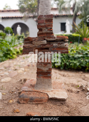 Vieille brique croix faite de briques dans la mission d'Alcala, près de San Diego, Californie Banque D'Images