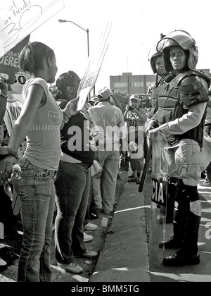 La police anti-émeute femelle à une protestation plus «article 30" de la constitution de la République dominicaine qui a fait de l'avortement illégal Banque D'Images