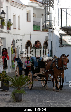 Transport dans les rues du village blanc de Mijas. La province de Malaga. Costa del Sol. L'Espagne. L'Europe Banque D'Images