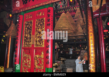 Vue oblique d'or rouge, l'écran, dragon colonnes en or, d'encens, de l'intérieur du temple entrée du Temple Man Mo, Hong Kong Banque D'Images