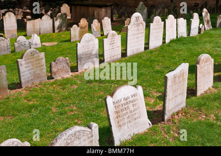 Les pierres tombales à Kings Chapelle cimetière sur le Freedom Trail, Boston, Massachusetts Banque D'Images