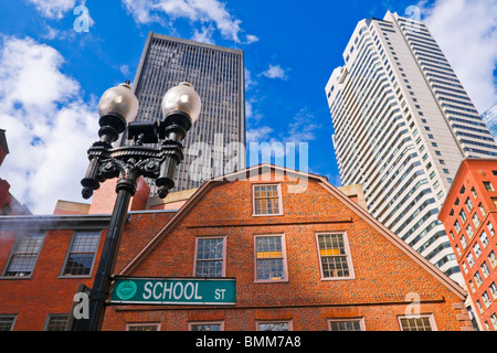 L'ancienne librairie de l'angle sur la rue School (gratte-ciel visible), Freedom Trail, Boston, Massachusetts Banque D'Images