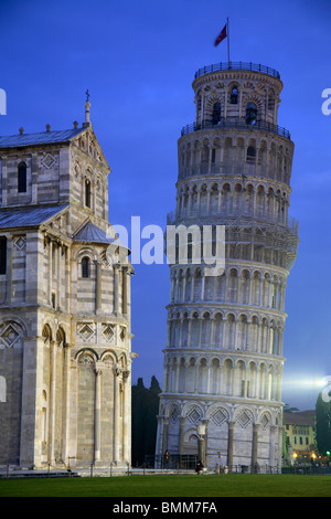 La tour penchée et de la cathédrale de Piazza dei Miracoli, Pisa, Italie Banque D'Images