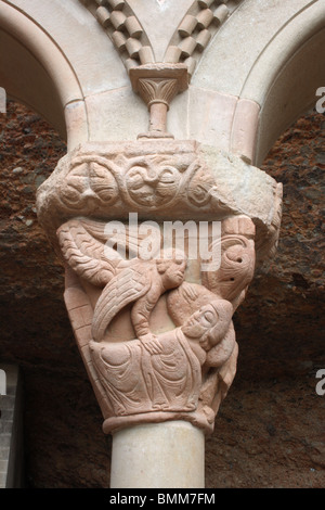 Capitale de cloître sculpté, San Juan de la Pena monastère, situé dans les Pyrénées aragonaises, rocher en surplomb, Espagne Banque D'Images