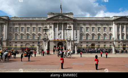 La parade la parade militaire cérémonie couleur marquage officiel de la reine Elizabeth II pour 2010 Célébration d'anniversaire Banque D'Images