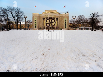 Théâtre Volksbuehne sur Rosa-Luxembourg-Platz, Berlin, Germany, Europe Banque D'Images