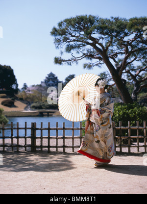 Mariée en kimono japonais suite nuptiale à Korakuen Okayama Banque D'Images