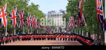 The Mall à Londres pendant le Trooping of the Color, les cérémonies officielles d'anniversaire des monarques . Banque D'Images