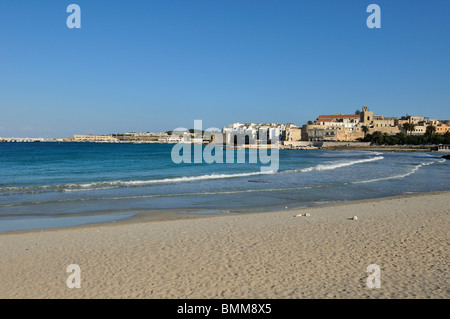 Otranto. Les Pouilles. Salento. L'Italie. Beach & Centro Storico. Banque D'Images