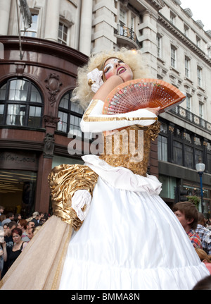 Portrait d'une danseuse burlesque sur Regent Street, London, England, UK Banque D'Images