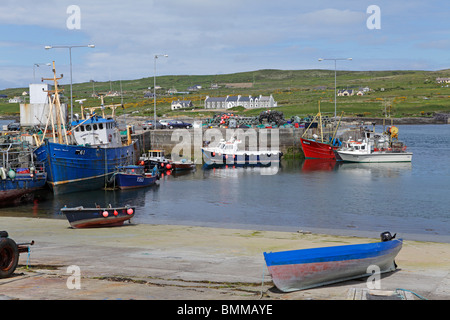 Port de Portmagee avec Valentia Island dans l'arrière-plan, l'Anneau du Kerry, République d'Irlande Banque D'Images