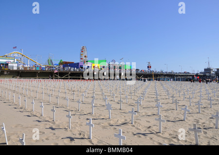 Arlington West - mémorial temporaire pour les soldats américains qui sont morts en Irak. Il est créé sur la plage de Santa Monica, Californie (États-Unis). Banque D'Images