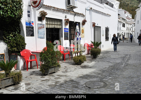 Un restaurant en plein air sur une rue pavée, dans le village blanc de Mijas Pueblo Banque D'Images