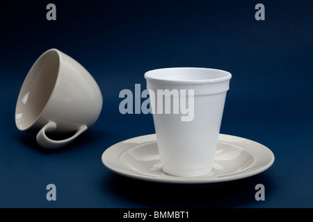 Gobelet jetable et tasse à café, concept de mauvaise position Banque D'Images