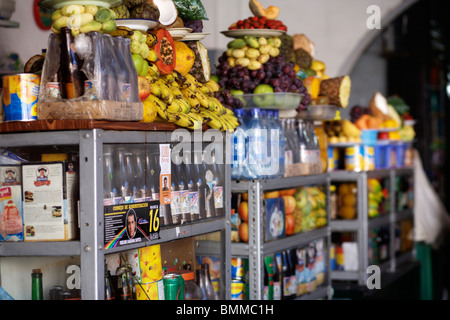 Jus de fruits frais sur les stands dans le marché central ou le Marché Central de sucre en Bolivie Banque D'Images