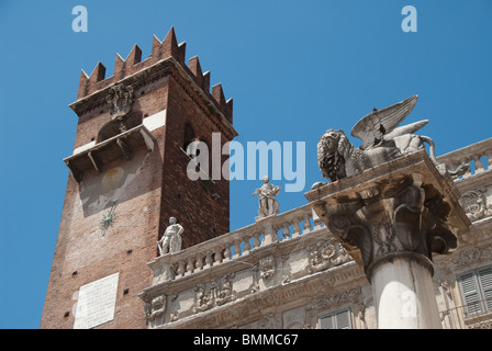 Le lion vénitien dans la piazza del Erbe, Vérone, Italie Banque D'Images