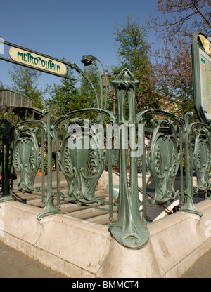 Entrée Art Nouveau panneau à la station de métro Louvre, par Hector Guimard, 1867-1942, Paris, France Banque D'Images