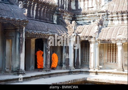 Deux moines bouddhistes à Angkor Wat au Cambodge Banque D'Images