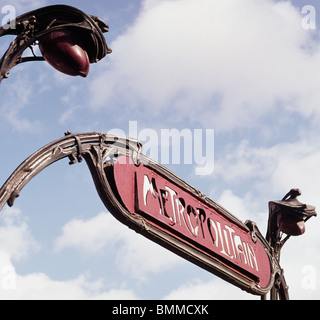 Entrée Art Nouveau signe pour le Louvre, la station de métro d'Hector Guimard, 1867-1942, Paris, France Banque D'Images