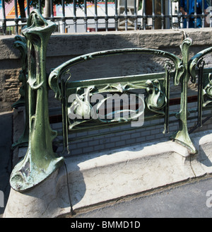 Entrée Art Nouveau panneau à la station de métro Louvre, par Hector Guimard, 1867-1942, Paris, France Banque D'Images