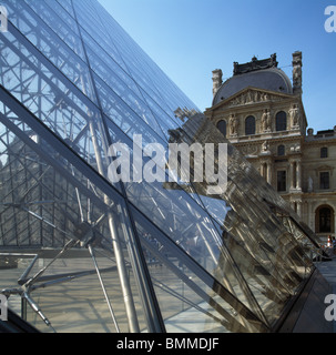 Musée du Louvre, Paris. Pyramide de verre et d'acier, par M. Pei, 1988 & courtyard avec pavillon Denon derrière. Banque D'Images