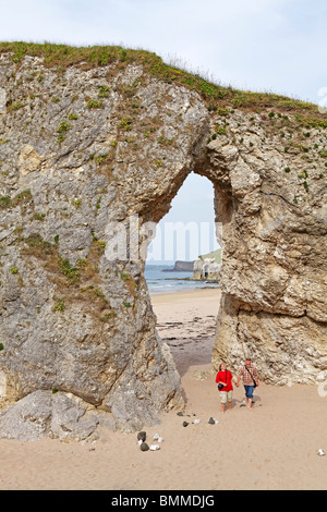 Archway naturel lors d'une plage de sable près de Portrush, l'Irlande du Nord Banque D'Images