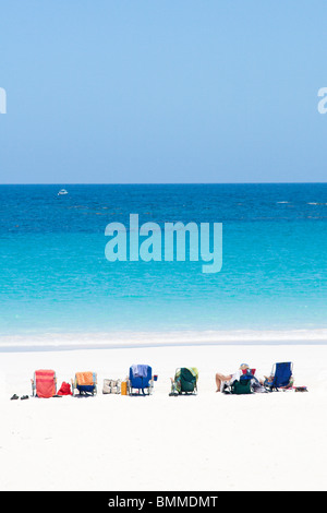 Chaises longues sur la plage à Harbour Island, Bahamas. Banque D'Images