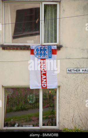 St George's Cross suspendu hors de la fenêtre Banque D'Images