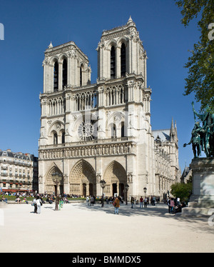 Notre Dame, Paris, à l'ouest devant avec deux tours jumelles. 1200-1225, gothique. Banque D'Images