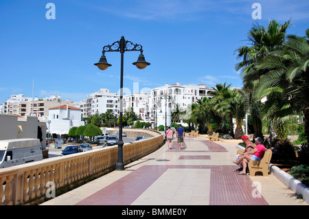 Promenade en bord de mer, Santa Eularia des Riu (Santa Eulalia del Rio, Ibiza, Baléares, Espagne Banque D'Images