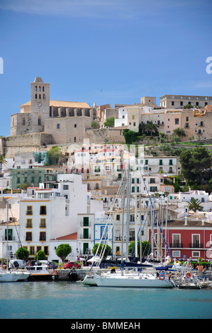 Vue sur la vieille ville, le port et Dalt Vila, Eivissa, Ibiza, Baléares, Espagne Banque D'Images