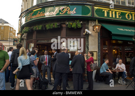 Hommes buvant dans le pub anglais « The Old Explorer » près d'Oxford St, Londres, Royaume-Uni, les gens de grande foule, scènes « pub traditionnel » panneau, avant, bar à boissons alcool occupé diversité Banque D'Images