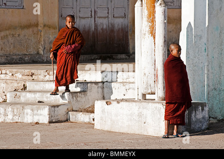 Deux jeunes moines contemplatifs dans un monastère de Kalaw, Myanmar (Birmanie). Banque D'Images