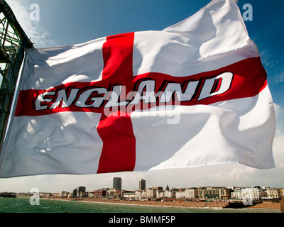 Drapeau de l'Angleterre qui oscille au vent,la jetée de Brighton, Brighton, Sussex, Angleterre Banque D'Images